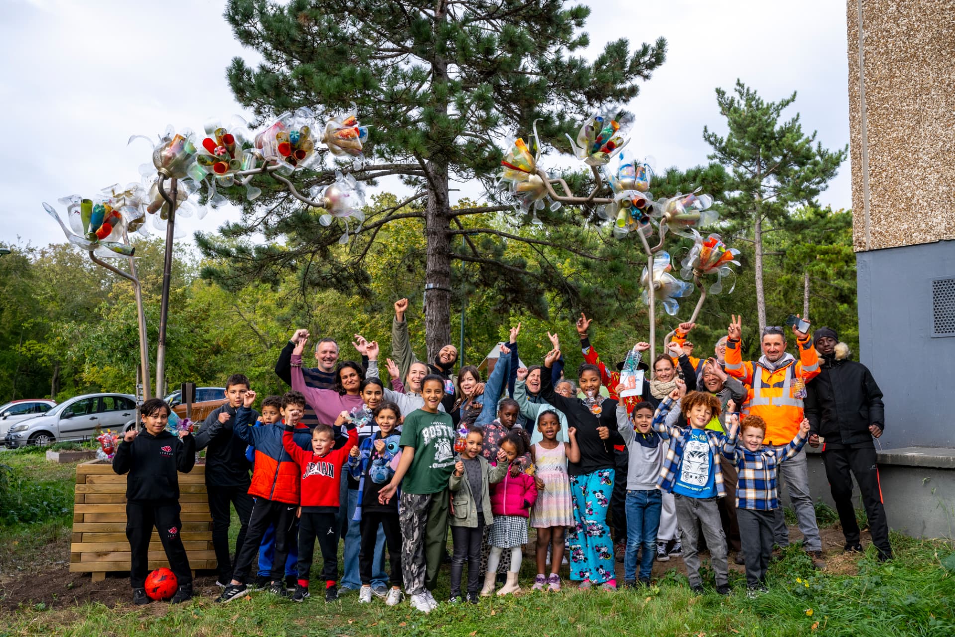 Groupe d'enfants et d'adultes lors de la fête du verger